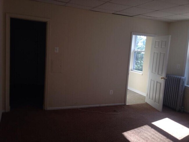Building Photo - Come see this beauty today