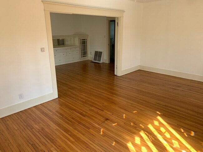 Building Photo - 847 Venezia Ave