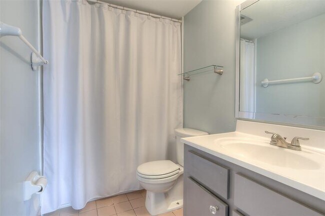 Building Photo - 2500 W 67th Pl