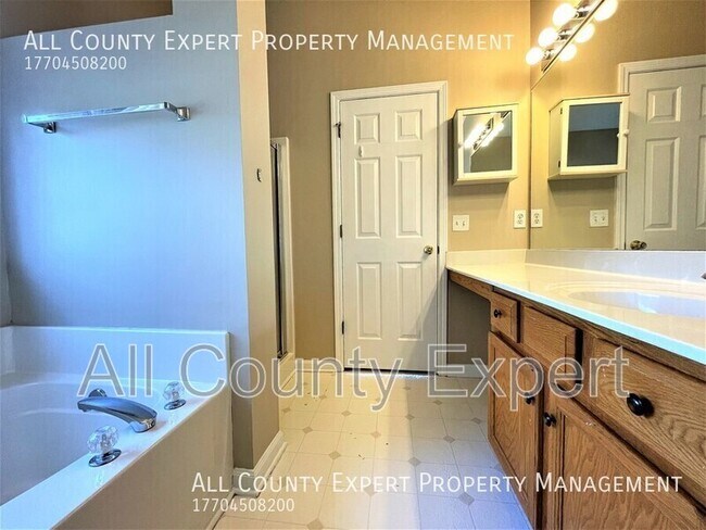 Building Photo - 520 Lazy River Ln