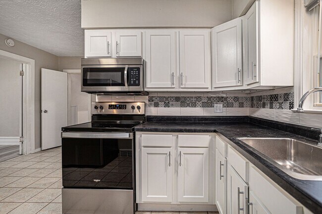 Building Photo - $950 2 Bedroom 1 bathroom apartment Fully ...
