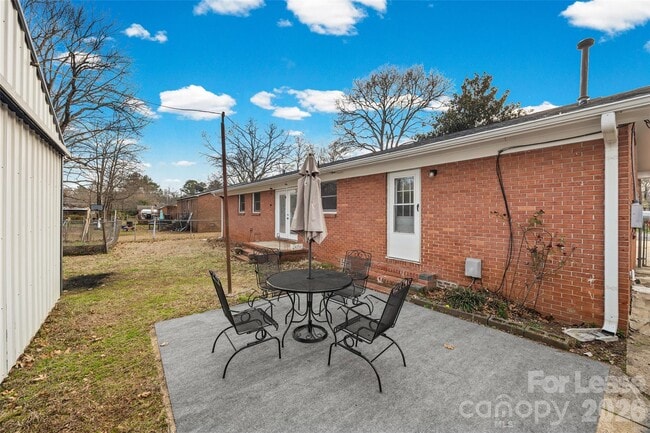 Building Photo - 1037 Stoneybrook Ln