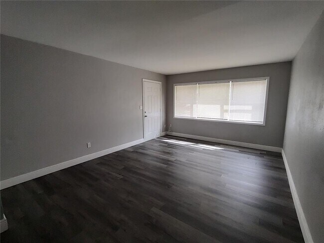 Building Photo - 320 W Howry Ave