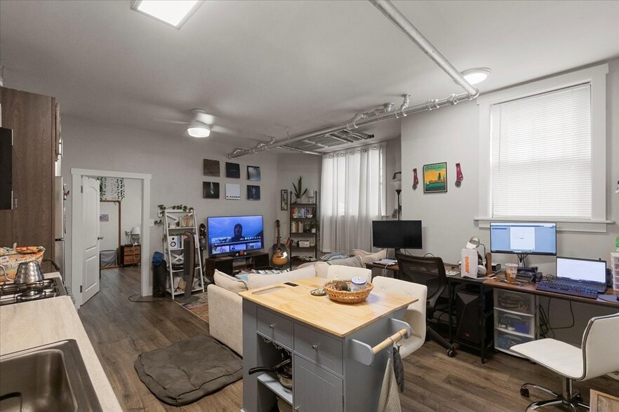 Building Photo - 2348 W Addison St