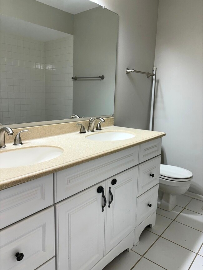 Building Photo - 1667 Hinterlong Ln