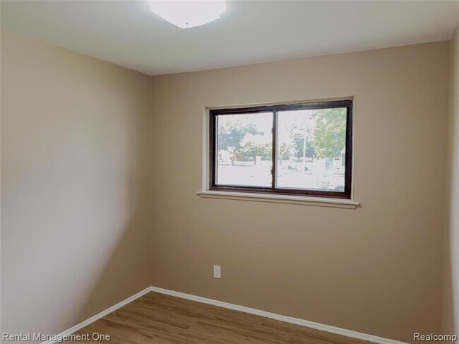 Building Photo - 34381 Rosslyn St