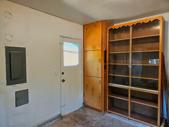 Building Photo - 3Bd/2Ba Single Story Home-For Viewing!