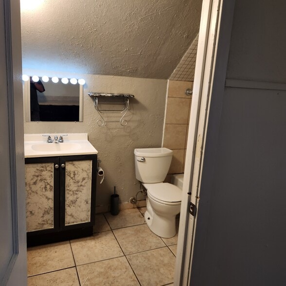 Building Photo - 896 Delia Ave