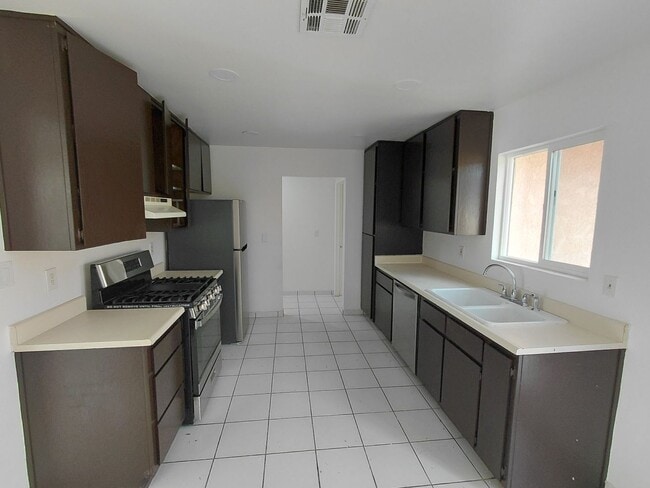 Building Photo - Spacious Home for Rent in Imperial!