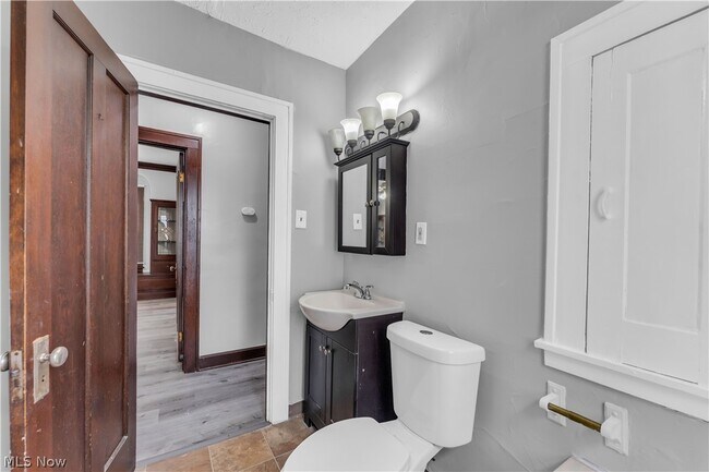 Building Photo - 1042 Mozina Dr