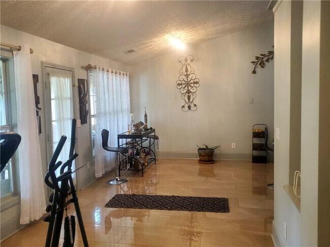 Building Photo - House - 4.5 beds 2 baths.