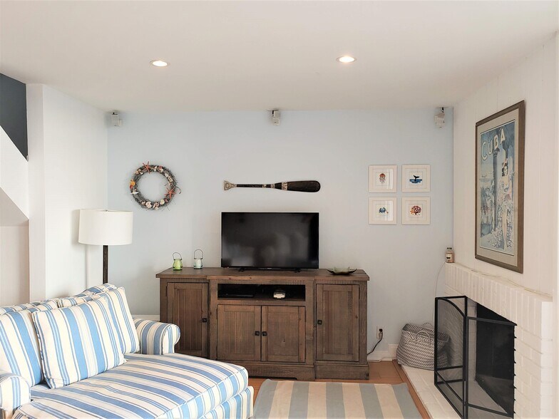 Living room , TV and Fireplace - 665 The Village