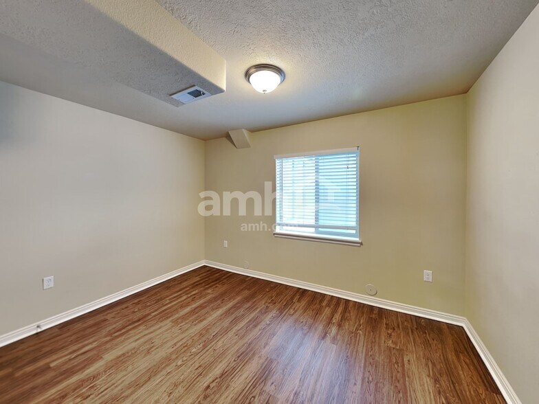Building Photo - 10526 Doral Dr