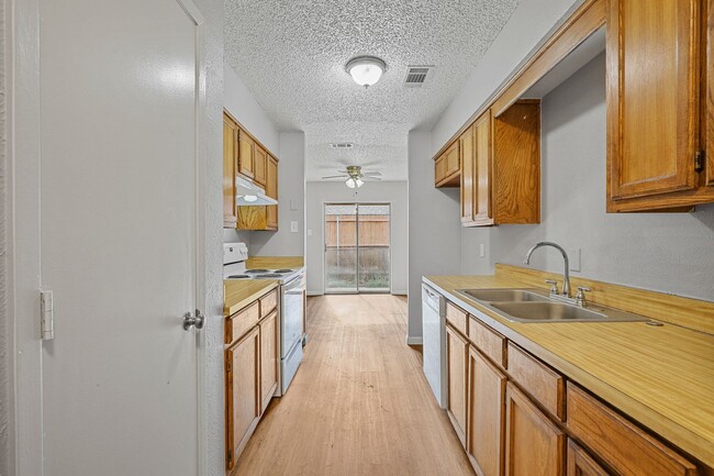 Building Photo - 722 Prairie Creek Dr