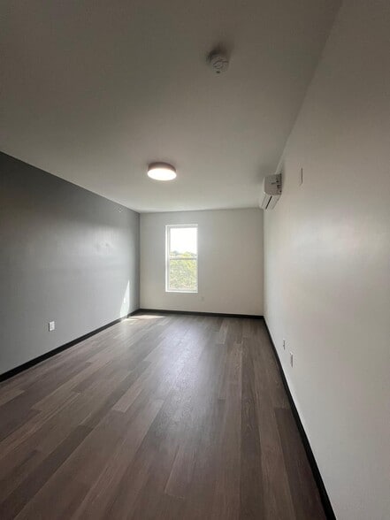 Building Photo - 130 Mallory Ave