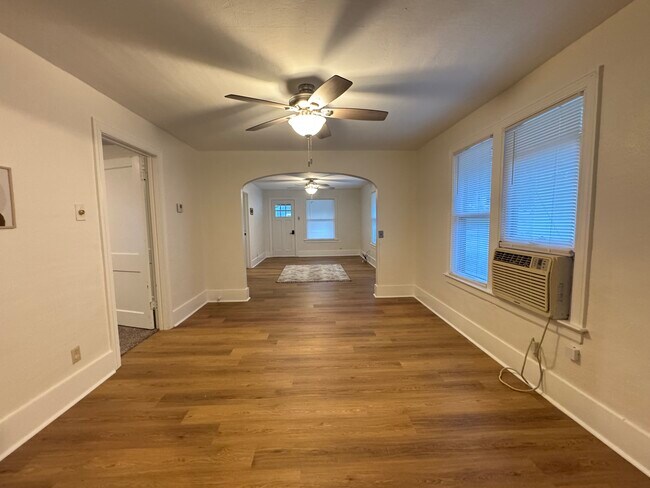 Building Photo - 304 N Cimarron Ave