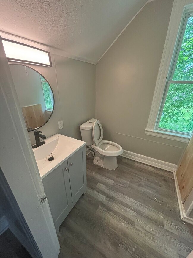 Building Photo - Section 8 Accepted - Spacious 4br/2ba Home