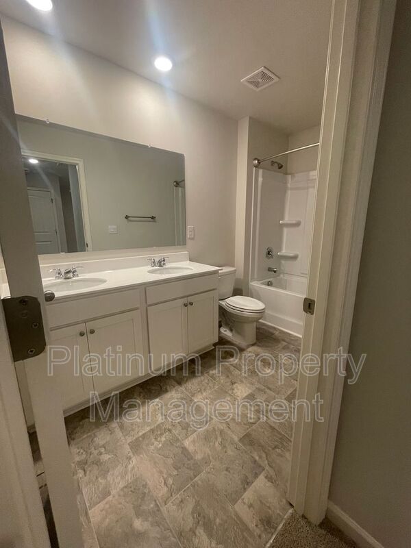 Building Photo - 551 Stoneybrook Dr