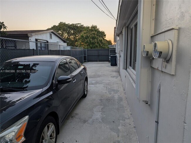 Building Photo - 1037 SW 76th Ave