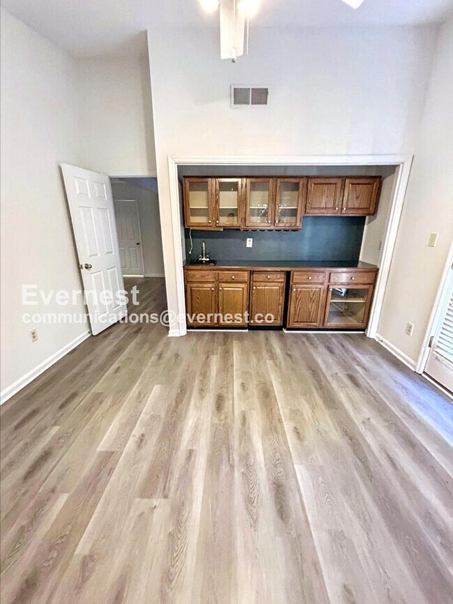 Building Photo - 2 Bed, 2.5 Bath Townhome with Assigned Par...