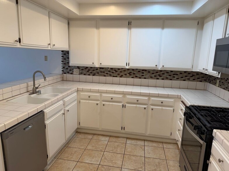 Building Photo - 4791 Lago Dr