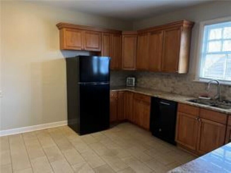 Kitchen - 700 Florida Blvd