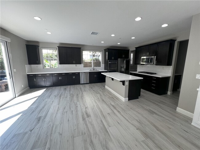 Building Photo - 135 Sparrow