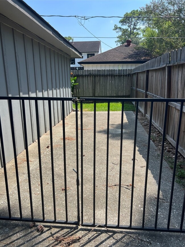 Building Photo - 10719 Creektree Dr