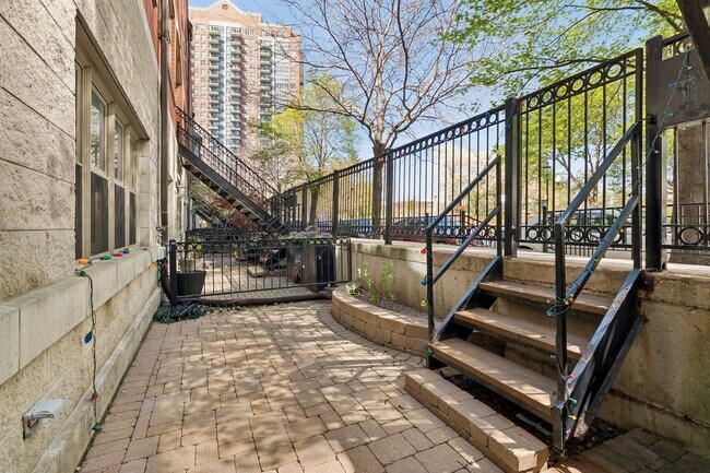 Building Photo - 1816 S Calumet Ave
