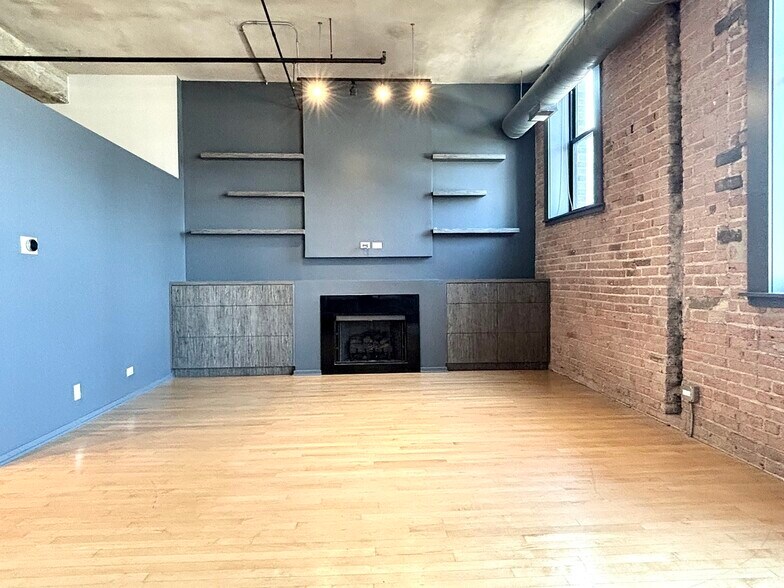 Building Photo - 817 W Washington Blvd