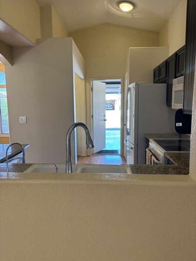 Building Photo - LOVELY SINGLE LEVEL 3 BEDROOM W/DEN 2 BATH PEORIA HOME VERY CLEAN!