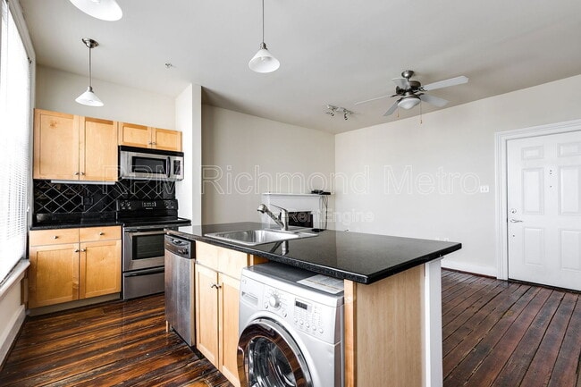 Building Photo - 1321 1/2 E Main St