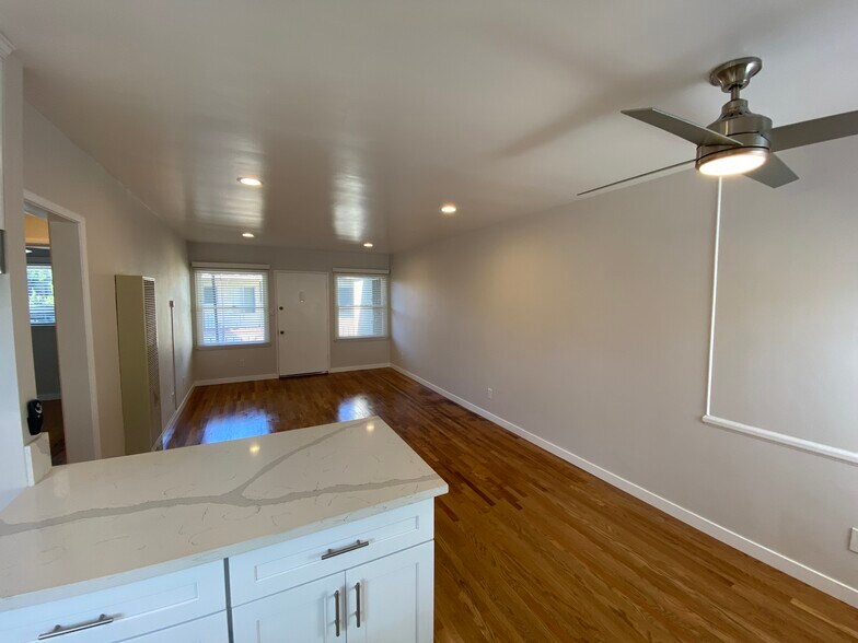 Building Photo - 12641 Vanowen St