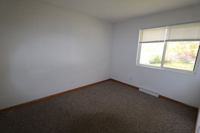 Building Photo - 2 Bedroom 1 Bath