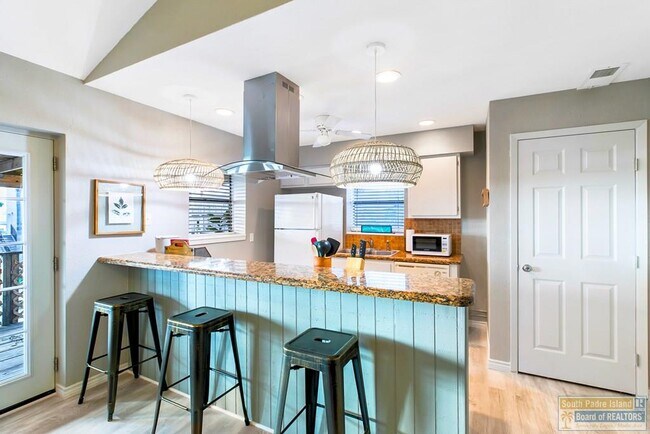 Building Photo - 113 W Sunny Isle Dr