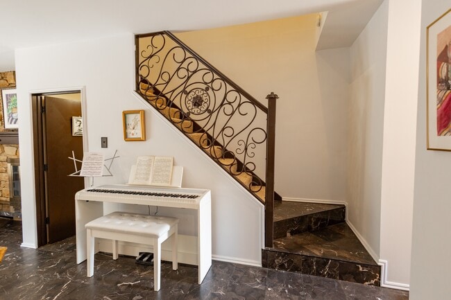 Building Photo - 3191 Sycamore Dr