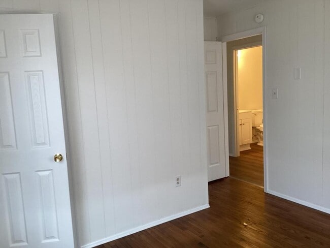 Building Photo - 242 E 35th St