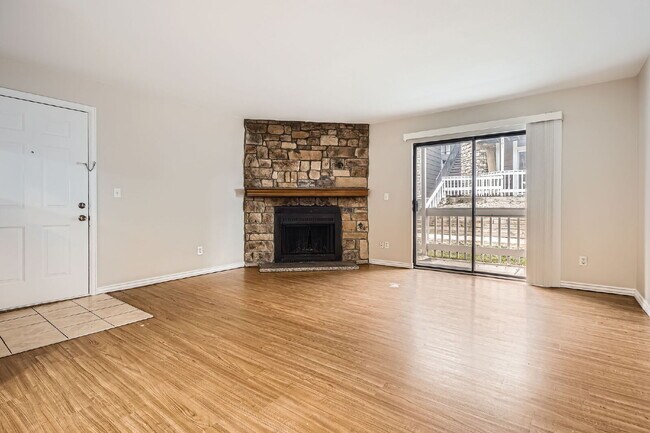 Building Photo - Spacious 1,177 sq ft 3-Bed / 2-Bath Condo ...