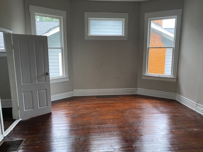 Building Photo - Three bedroom two bath house ready for a new resident