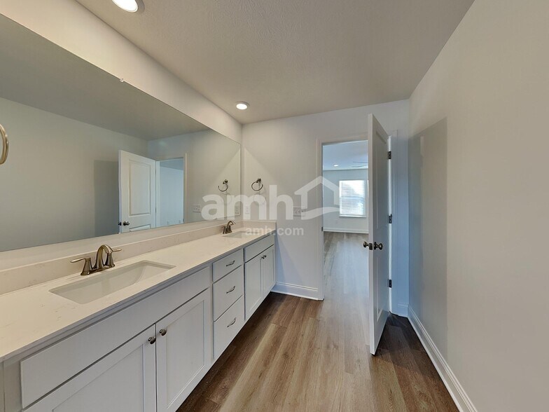 Building Photo - 980 Heritage Blvd