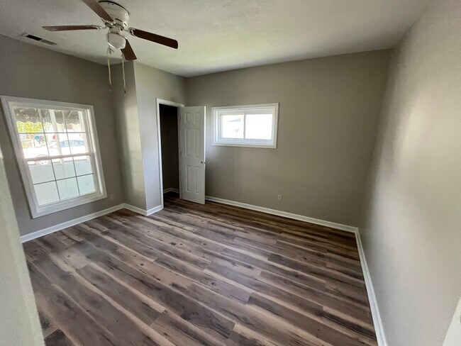 Building Photo - Quaint 2 Bedroom in Shelbyville!