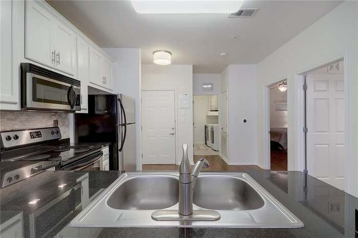 Building Photo - 910 W 25th St