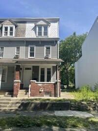 Building Photo - 5 bedroom 1.5 bath. Home available now.