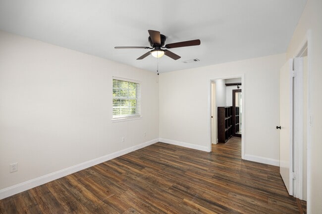 Building Photo - 115 Country Club Dr