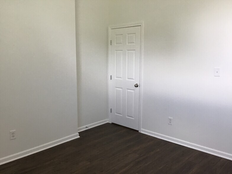 Building Photo - 327 Leisure Ln