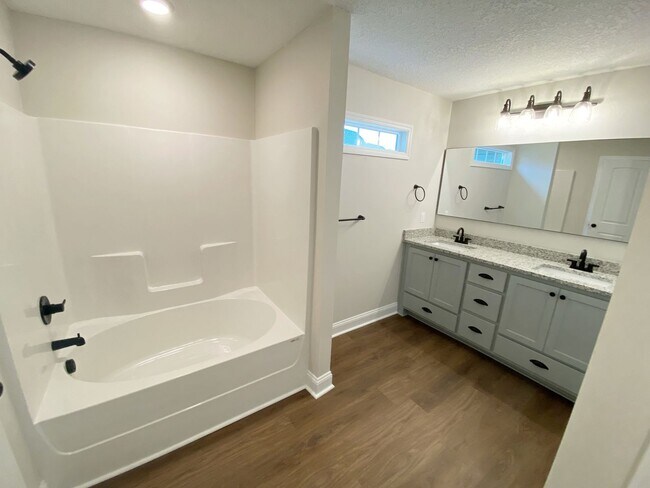 Building Photo - 4 bedrooms, 2 baths in Hahira/North Lownde...