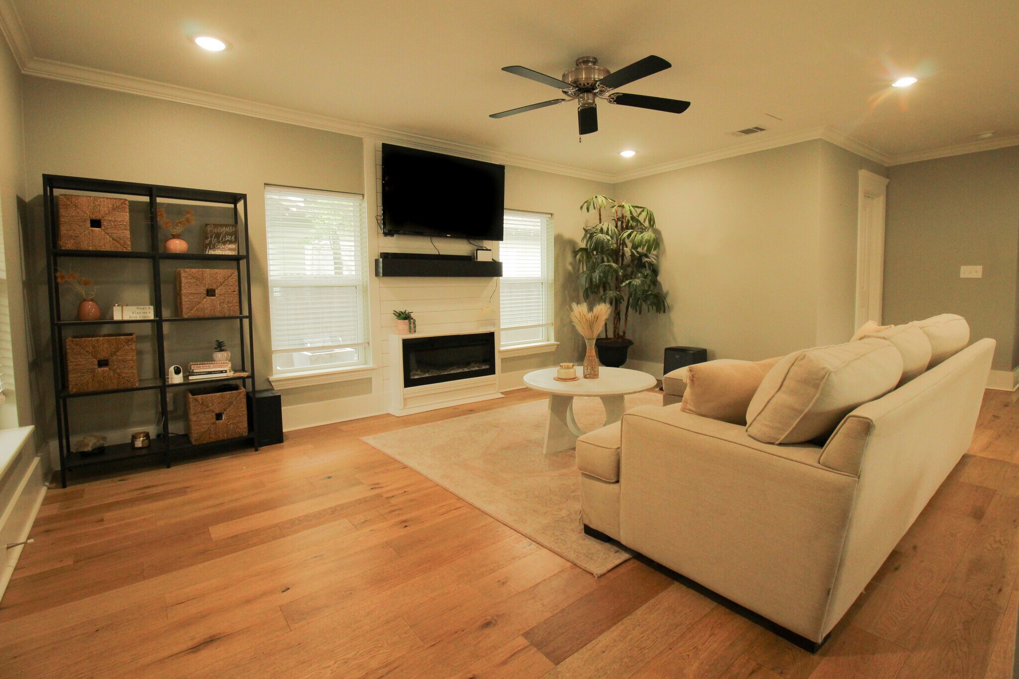 Living room - 633 N Morris St