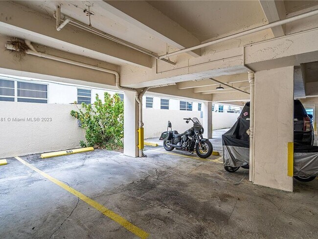 Building Photo - Live in the Heart of South Beach – Spaciou...