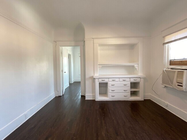 Building Photo - Two Bed, One Bath Apartment Located Downtown