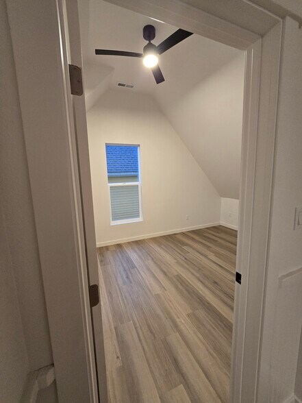 Building Photo - 515 Irving St